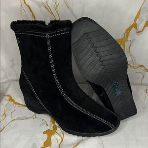 Brilliant waterproof black suede boots with faux fur lining and a side zipper